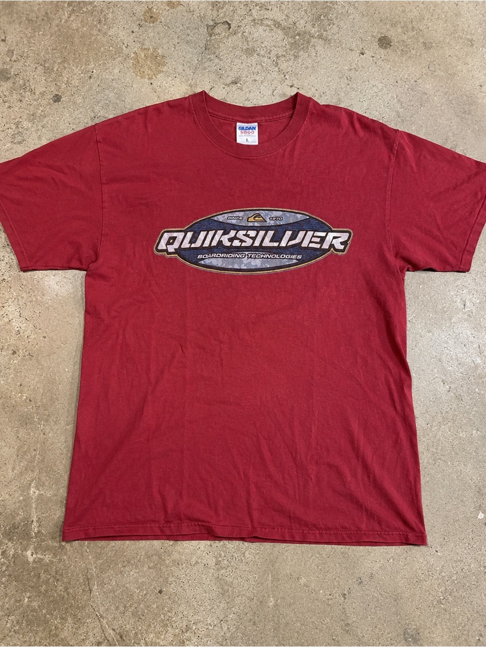 Gildan 5000 Quiksilver Men's Burgundy Short Sleeve Logo Tee, Y2K, Size L